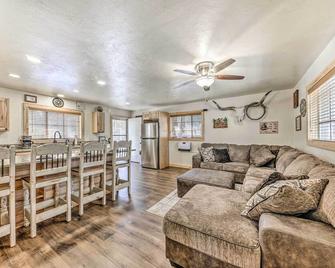 Ruidoso Vacation Rental with Covered Hot Tub! - Ruidoso - Oturma odası