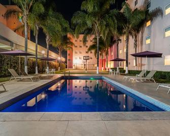 City Express Suites by Marriott Querétaro - Santiago de Querétaro - Alberca