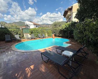 Arslan Villa - مارماريس - حوض السباحة