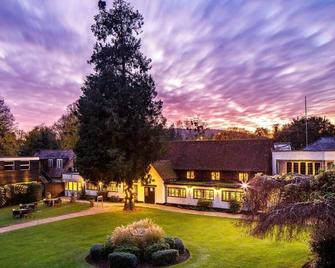Sunday Box Hill Burford Bridge Hotel - Dorking - Edificio