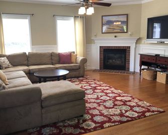 Spacious Beach House Just 4 Blocks to South End Beach Pavilion - Spring Lake - Living room