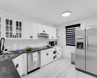 Sleep 8 Hot Tub Backyard Retreat 5 Min To Falls - Niagara Falls - Kitchen