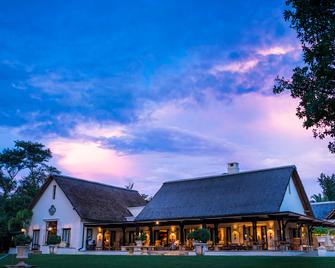 Royal Livingstone Victoria Falls Zambia Hotel by Anantara - Livingstone - Bâtiment