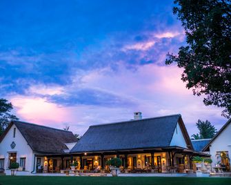 Royal Livingstone Victoria Falls Zambia Hotel by Anantara - Livingstone - Bygning