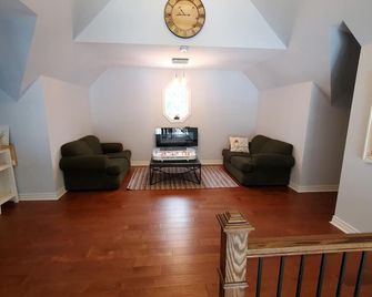 Harmony on a quiet river bay - Fenelon Falls - Living room