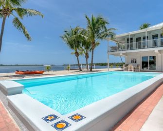 Beautiful Oceanfront Home on Ramrod Key - Three Lots, Dock & Poolside Tiki Bar - 램로드키 - 수영장