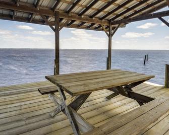 Renovated Crescent Lake Escape with Waterfront Deck! - Crescent City - Patio