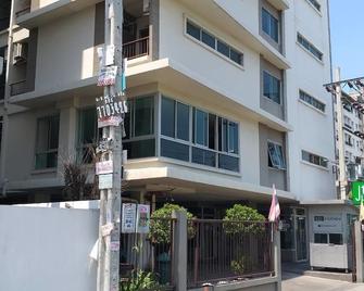 J 168 Living - Bangkok - Building
