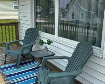 Charming 2-bedroom house with WiFi, AC in superb Bedford - Bedford - Balkon