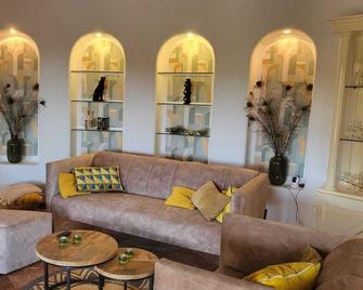 Beautiful villa surrounded by greenery with views of the mountains and the golf course. - Altea la Vella - Sala de estar