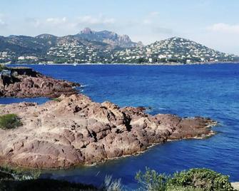 Cap Esterel : Magnifique Vue Mer 2 Pcs Rénové Et Climatisé / 5 Pers - Agay