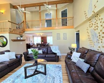 Spacious, Updated, 5br 3ba, Game Room, first Floor 3br 2ba - Olmsted Falls - Living room