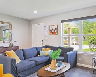 4-Bd Luxury Retreat | Pool, Grill, Outdoor Cinema - Richardson - Living room