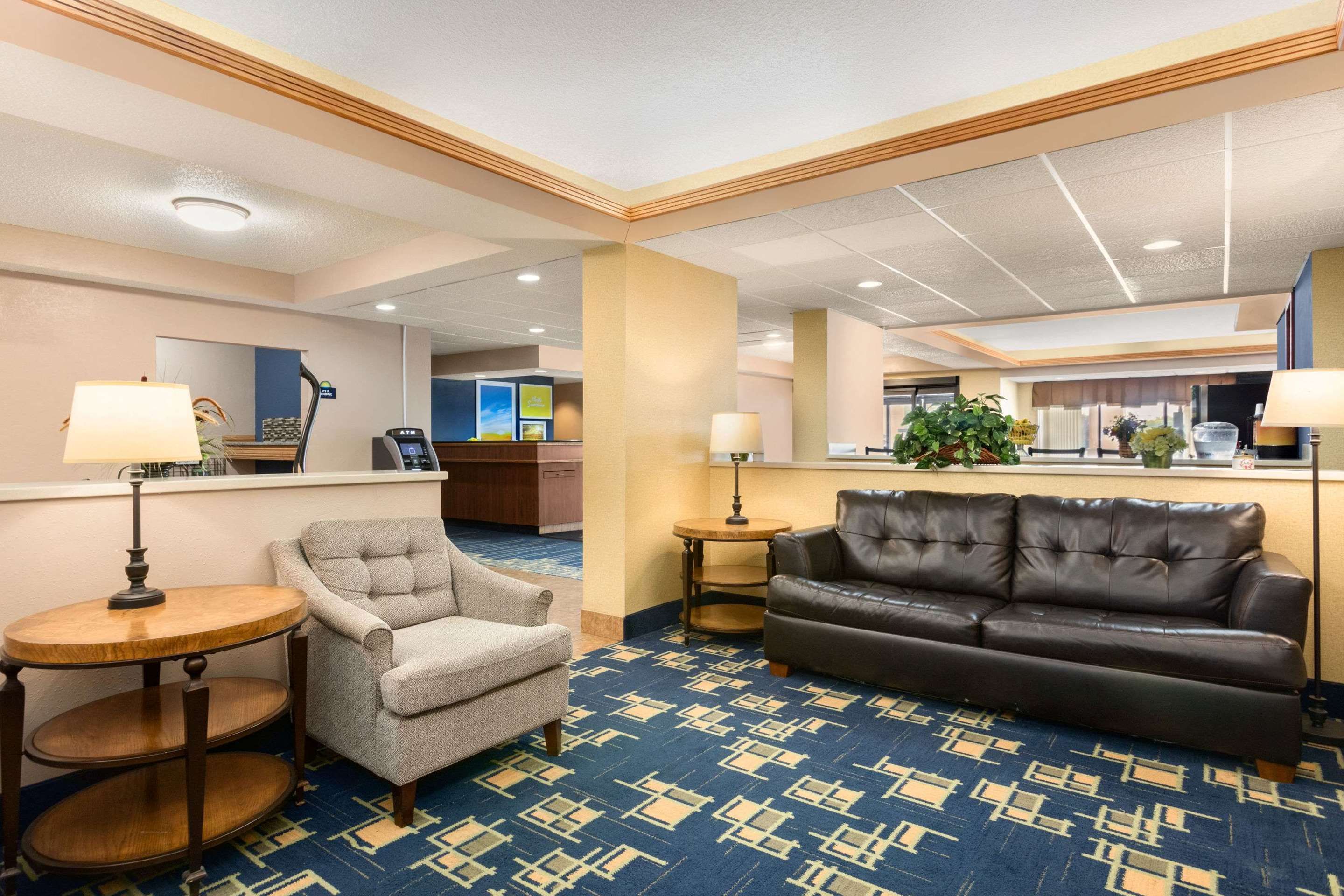 Days Inn by Wyndham Fargo/West Acres - פארגו - סלון