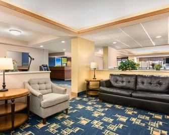 Days Inn by Wyndham Fargo/West Acres - פארגו - סלון