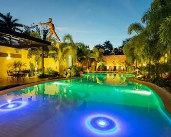 Hotel & Suites Country - Valladolid - Pool