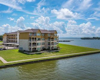 Lakefront Corsicana Condo Pool and Private Balcony! - Corsicana - Building