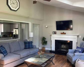 Lakeside Sarandipity: Sleeps 8 with outdoor spaces! - Effingham - Living room