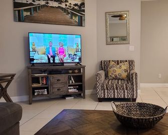 3-bedroom vacation home 5 minutes from Vanderbilt Beach - Bonita Springs - Living room