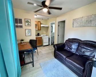 Cozy cottage in Hattiesburg with AC, WiFi - Hattiesburg - Living room