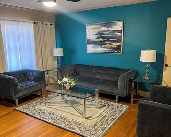 2br Albany Getaway - Albany - Living room