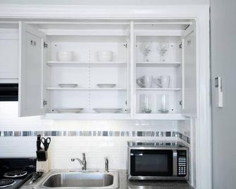 City Vibes - Modern Suite In The Heart Of Downtown - Peoria - Kitchen