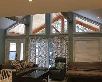 2 minute walk to beach. br30 minute drive to Blue Mountain ski resort. - Wasaga Beach - Wohnzimmer