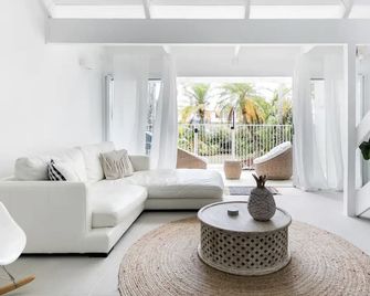 Noosa Boutique Loft in Sought-After Munna Crescent - Noosaville - Living room