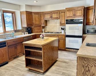 Charming and spacious 5 bedroom, 3 bath,19 guest home on peaceful keewahtin lake - Forest Lake - Kitchen