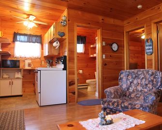 Meadowview Cottages - Rusticoville - Living room