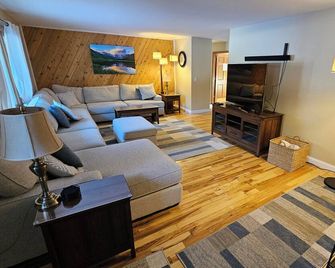 Private, Wooded Oasis, Completely Remodeled, Minutes from Granite Peak Ski Area! - Weston - Living room