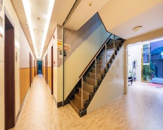 Super 8 by Wyndham Shiyan Beijing Zhong Lu - Shiyan - Hallway