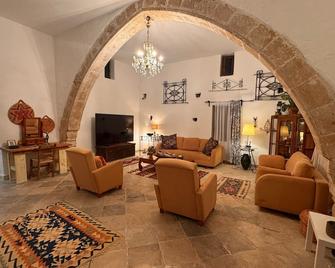 Cozy & Historical 700 M2 Garden + Private Isolated Pool+ Stone Villa - Lápithos - Huiskamer