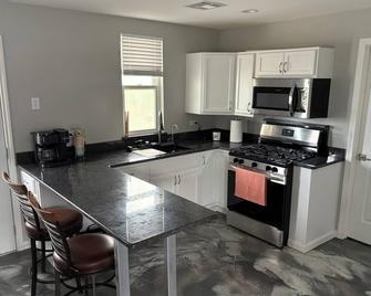 Contemporary 2-bedroom new construction cabin with WiFi, AC in Davis - Davis - Cocina