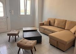 Nikos Family Apartment Milos - アダマス - リビングルーム