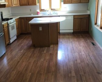 4 Bedroom Tri-level in a small Midwest town - Belvidere - Kitchen