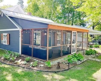 \'Cedar\'- Mackinaw City Cottage -walking distance to town! - Mackinaw City - Building