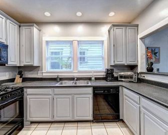 Centrally Located Lux Home - Sleeps 14 - Atlanta - Cuisine