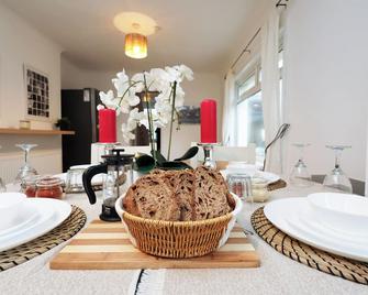 Cardiff City Guesthouse, Central Rooms, Fast Wi-Fi, On-Street Parking - Cardiff - Comedor