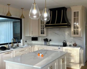 Spacious 4-bedroom farmhouse in near Britton Manor with small lake - Kinston - Kuchyň