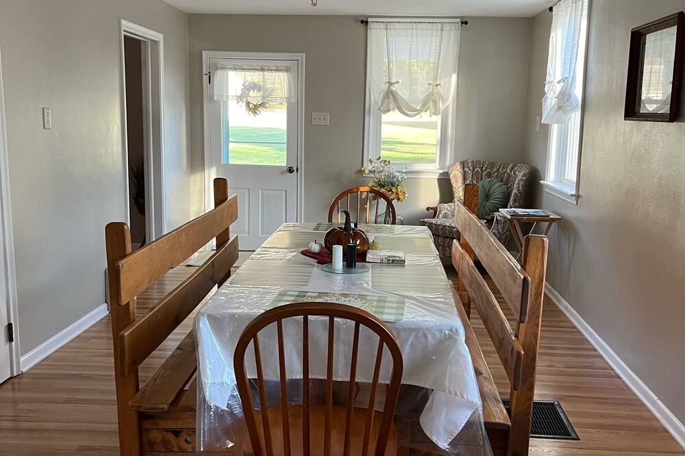 Charming 3-bedroom 2 bath farmhouse surrounded by Corodus State Park in Hanover. - Hanover - Dining room