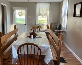 Charming 3-bedroom 2 bath farmhouse surrounded by Corodus State Park in Hanover. - Hanover - Dining room