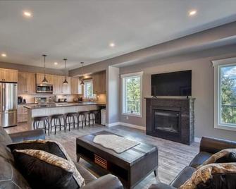 Semi-Lakefront Luxury Retreat In Blind Bay, Bc Cottage - Blind Bay - Living room