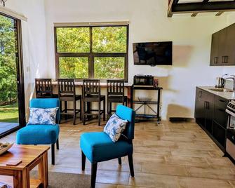 Cozy Villa with private pool, 5 min walk to a secluded beach, family friendly - Santa Catalina - Olohuone