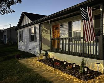 Charming 3-bedroom house in Pleasant Oak Grove with AC, WiFi - Oak Grove - Building