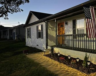 Charming 3-bedroom house in Pleasant Oak Grove with AC, WiFi - Oak Grove - Budova