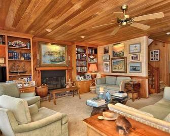 Gorgeous old nags head oceanfront home with spacious decks and beautiful views! - Nags Head - Living room