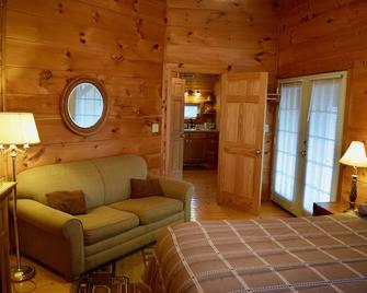 The Upper Threshold Suite at the Country Manor Inn - Townsend - Living room