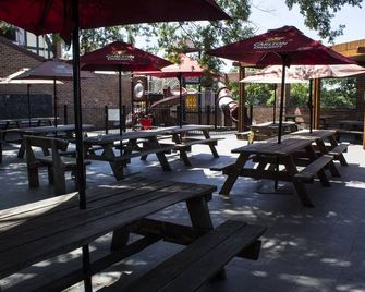 Wallacia Hotel - Wallacia - Patio