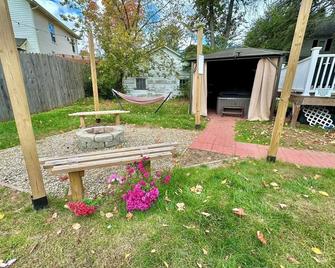 Downtown Hot Tub Escape - Keene - Patio